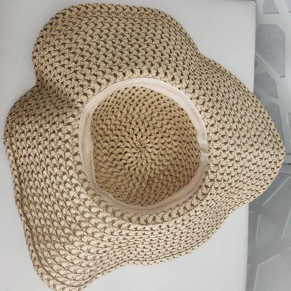 GREAT Straw Hat Large Brim, Folds up Perfectly for Travel - Picture 3 of 6